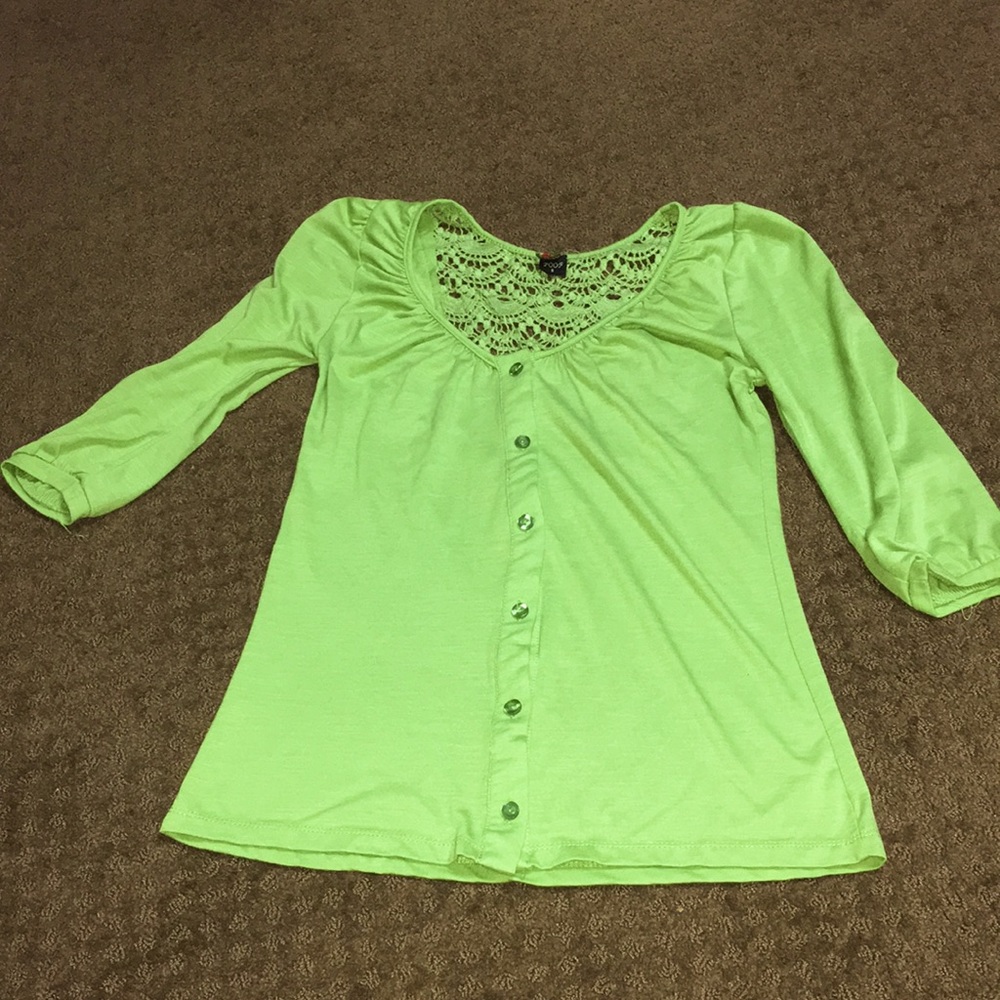 Poof Small pretty solid celery green blouse EUC